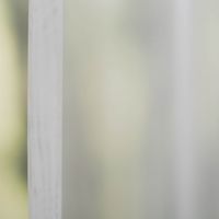 Gardinenstoff Stores Voile uni weiß transparent 2,6m Höhe Halbtransparenter Stoff in Weiss zeigt subtilen Faltenwurf und zarten Lichtdurchlass.