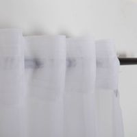 Gardinenstoff Stores Voile uni weiß transparent 2,6m Höhe Semitransparenter Vorhangstoff in Weiss, drapiert auf schwarzer Stange mit gleichmaessigem Faltenwurf.