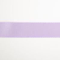 Dieses glänzende Satinband in zartem Flieder hat eine Breite von 25 mm und veredelt Geschenke sowie Dekorationen. Es ist in verschiedenen Farben für individuelle Bastelprojekte erhältlich - Nahaufnahme