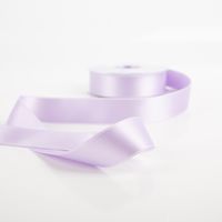 Dieses glänzende Satinband in zartem Flieder hat eine Breite von 25 mm und veredelt Geschenke sowie Dekorationen. Es ist in verschiedenen Farben für individuelle Bastelprojekte erhältlich - Vollansicht
