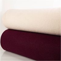 Hochwertiger Walkloden Mantelstoff Wollstoff aus reiner Schurwolle beere 147cm besticht durch seine natürliche Wärme und die weiche Haptik für zeitlose, gemütliche und langlebige Nähprojekte - mit weiteren Stoffen praesentiert