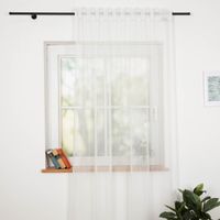 Stores grob mit Bleiband creme 260cm hoch Weisser Vorhang leicht fallend vor Fenster, zeigt Transparenz und Lichtdurchlaessigkeit.