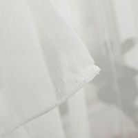 Stores grob mit Bleiband creme 260cm hoch Nahaufnahme eines weissen Stoffes mit feiner Webstruktur, Faltenwurf und Lichtdurchlässigkeit.