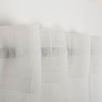 Stores grob mit Bleiband creme 260cm hoch Weisser Vorhangstoff in Nahaufnahme zeigt feine Transparenz und weiches Lichtspiel.