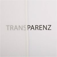 Gardinenstoff Stores Batist in zartem Creme – uni, halbtransparent und weich fallend, als Rolle aufgewickelt präsentiert. Höhe: 300 cm. Ideal für luftige, elegante Fensterdekoration - mit erkennbarer Transparenz
