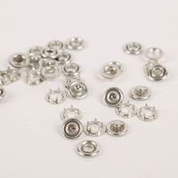 41646-Prym-Druckknoepfe-Jersey-Nachfuellpack---10mm-20-Stueck-IMG-0092-2.jpg Prym Jersey-Druckknöpfe in Silber, 10 mm Durchmesser, 20 Stück im Nachfüllpack, in blauer Verpackung, geeignet für Jerseystoffe und zur Verwendung mit Prym-Werkzeug - Nahaufnahme der Knoepfe