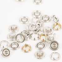 41659-Prym-Druckknoepfe-Jersy-Nachfuellset---10mm-20-Stueck-IMG-0086-2.jpg Prym Jersey-Druckknöpfe in Silber, 10 mm Durchmesser, 20 Stück im Nachfüllset, in blauer Verpackung mit Aufhänger für Jerseystoffe geeignet - Nahaufnahme der Knoepfe