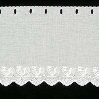 43072-Scheibengardine-Batist-mit-Stickerei-Huehner-.jpg Scheibengardine Batist mit Stickerei Hühner weiß 27cm hoch