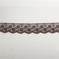 Band mit Stickerei auf Tüll in taupe-grau, präsentiert mit feinem Netz und floralen Details; dekorative Bordüre mit 3 cm Breite - Vollansicht