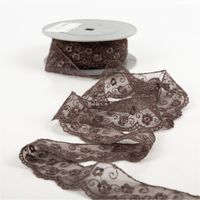 Band mit Stickerei auf Tüll in taupe-grau, präsentiert mit feinem Netz und floralen Details; dekorative Bordüre mit 3 cm Breite - in Szene gesetzt