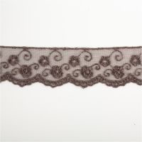 46092-Band-Stickerei-auf-Tuell-taupe-grau-Breite--3cm-IMG-3366.jpg Band mit Stickerei auf Tüll in taupe-grau, präsentiert mit feinem Netz und floralen Details; dekorative Bordüre mit 3 cm Breite - Nahaufnahme