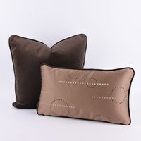 52356-SCHoeNER-LEBEN--Samtkissen-mit-Kederumrandu_5.jpg SCHÖNER LEBEN. Samtkissen mit Keder braun 50x50cm