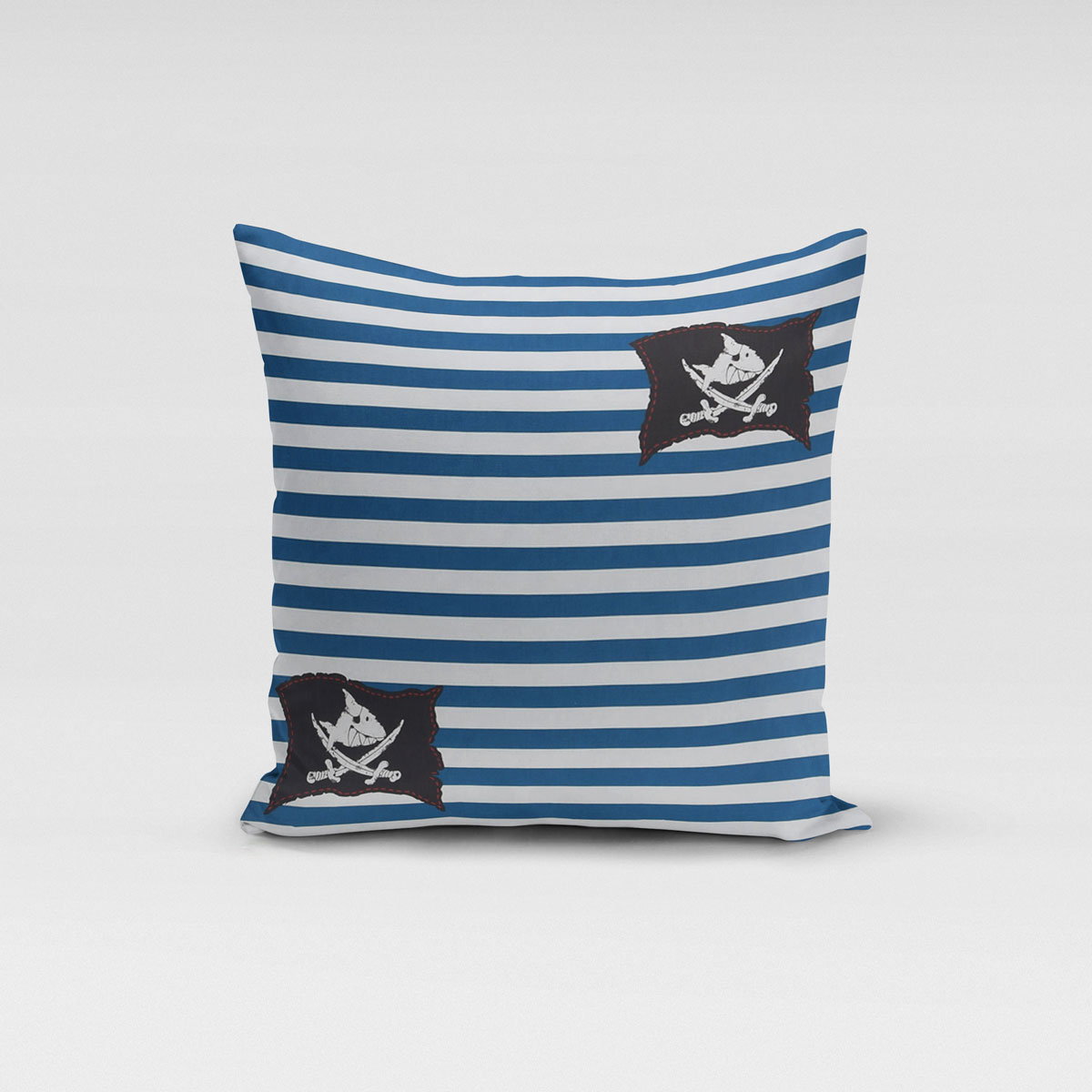 52744-Villa-Coppenrath-Capt--n-Sharky-Dekostoff-Baumwollstoff-Gardinenstoff-Meterware-Streifen-Piratenflagge-blau-weiss-140cm-KW21-33605Capture0062Kissen.jpg Villa Coppenrath Capt´n Sharky Dekostoff Piraten blau weiß 140cm