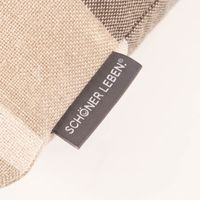 57666-SCHoeNER-LEBEN--Kissenhuelle-Streifen-9-5cm-creme-beige-braun-grau-versch--Groessen-ID-57666-2.jpg Detail der SCHÖNER LEBEN. Kissenhülle mit strukturierter Weboptik, Naht und Markenlabel.