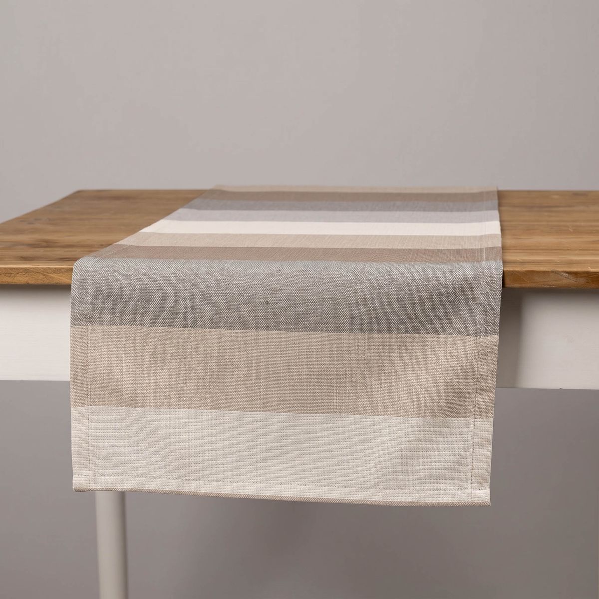 57668-SCHoeNER-LEBEN--Tischlaeufer-Streifen-9-5cm-creme-beige-braun-grau-40x160cm-ID-57668-1.jpg SCHÖNER LEBEN. Tischläufer 40x160 cm mit breiten Streifen in Creme, Beige, Braun und Grau auf Holztisch.