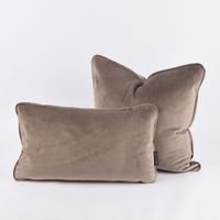 59709-SCHoeNER-LEBEN--Samtkissen-mit-Kederumrandung-und-Federfuellung-taupe-50x50cm-KW26-70889Capture0001.jpg SCHÖNER LEBEN. Samtkissen mit Keder taupe 50x50cm
