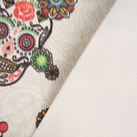 Kunstleder Lederimitat Totenköpfe geschmückt Blumen creme 1.4m