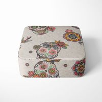 64302-Kunstleder-Lederimitat-Totenkoepfe-geschmueckt-Blumen-creme-1-4m-Breite-64302-Kunstleder-Lederimitat-Totenkoepfe-Di-de-Muertos-creme-1-4m-Breite-KW6-93516Capture0008Pouf0005.jpg Kunstleder Lederimitat Totenköpfe geschmückt Blumen creme 1.4m