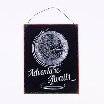 Clayre & Eef Schild Adventure Awaits Metall schwarz weiß 19x24cm