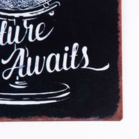 Clayre & Eef Schild Adventure Awaits Metall schwarz weiß 19x24cm