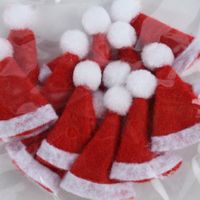 Rico Design Mini Weihnachtsmützen 12 Stück rot weiß 2x3.5cm