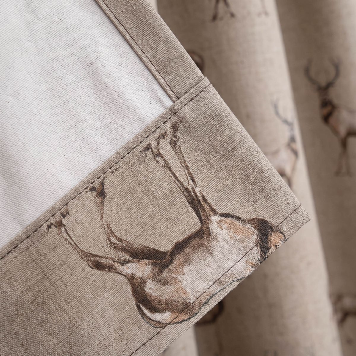 SCHÖNER LEBEN. Vorhang Fryett`s Halbpanama Landhaus Hirsch natur braun 245cm oder Wunschlänge Detailaufnahme eines Vorhangs mit Hirschmotiv und Saum in Beige-Braun, Rueckseite sichtbar.