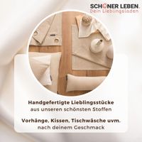 SCHÖNER LEBEN. Vorhang Fryett`s Halbpanama Landhaus Hirsch natur braun 245cm oder Wunschlänge Beige Tischtextilien und Dekokissen mit dezentem Punktemuster, auf Holzplatte arrangiert.