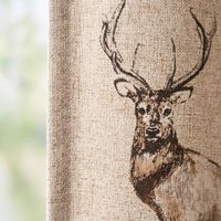 SCHÖNER LEBEN. Vorhang Fryett`s Halbpanama Landhaus Hirsch natur braun 245cm oder Wunschlänge Nahaufnahme eines Hirschmotivs auf beigem Textil zeigt fein detaillierte Linien und Textur der Stoffoberfläche.