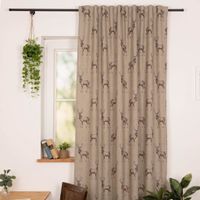SCHÖNER LEBEN. Vorhang Fryett`s Halbpanama Landhaus Hirsch natur braun 245cm oder Wunschlänge Vorhang mit Hirschmotiv, haengend an Stange vor Fenster mit Pflanzen und Bueren.