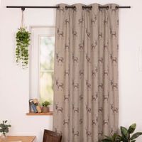 SCHÖNER LEBEN. Vorhang Fryett`s Halbpanama Landhaus Hirsch natur braun 245cm oder Wunschlänge Vorhang mit Hirschmotiv in Naturtönen, elegant fallend im Wohnzimmer, kombiniert mit Pflanzen.