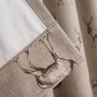 SCHÖNER LEBEN. Vorhang Fryett`s Halbpanama Landhaus Hirsch natur braun 245cm oder Wunschlänge Detailaufnahme eines Vorhangs mit Hirschmotiv und Saum in Beige-Braun, Rueckseite sichtbar.