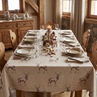 SCHÖNER LEBEN. Tischdecke Fryett`s Halbpanama Landhaus Hirsch natur braun verschiedene Größen Esszimmer mit Tischdecke, Hirschmotiv und Kerzendeko im rustikalen Ambiente.