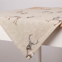 SCHÖNER LEBEN. Tischdecke Fryett`s Halbpanama Landhaus Hirsch natur braun verschiedene Größen Hirschmotiv auf beigefarbenem Stoff als Tischläufer, zeigt Textur und Motiv in Seitenansicht.