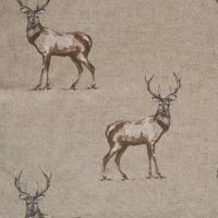 SCHÖNER LEBEN. Tischdecke Fryett`s Halbpanama Landhaus Hirsch natur braun verschiedene Größen Stoff mit Hirschmotiv auf beigem Hintergrund, Detailaufnahme der Musterwiederholung.