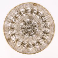70439-Tischset-mit-Art-Deko-Stanzmuster-div--Farben-rund-37-5cm-D-KW41-123587Capture0256.jpg Wanddeko Dekoteller Metallgeflecht goldfarbig rund 40cm D