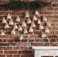 DIY-Adventskalender mit 24 Säckchen und Holz-Zahlen