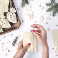 70636-DIY-Adventskalender-mit-24-Saeckchen-und-Holz-Zahlen--KA2-019ME-03-H.jpg DIY-Adventskalender mit 24 Säckchen und Holz-Zahlen