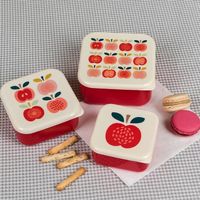 71521-Brotzeit-Dose-Apfel-3er-Set-rot-creme-12x5-5cm-Screenshot-2024-09-24-185230.jpg 71521-Brotzeit-Dose-Apfel-3er-Set-rot-creme-12x5-5cm-Screenshot-2024-09-24-185230.jpg