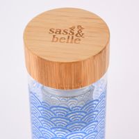 Sass & Belle Trinkflasche aus Glas mit Infuser Wellenmuster klar blau 400ml