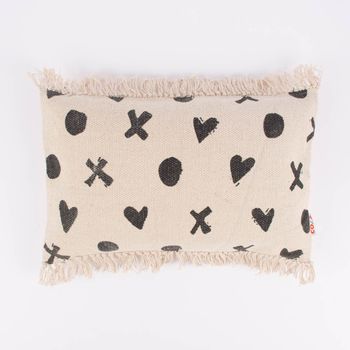 Kissenhülle Faiza Fransen Punkte Herzen Kreuze creme schwarz 30x50cm