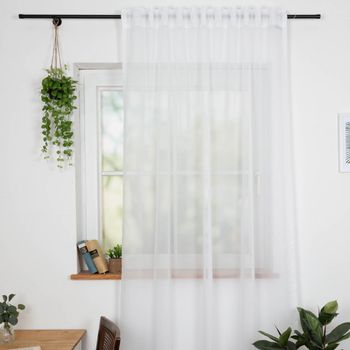Gardinenstoff Stores antiviral und schwer entflammbar transparent ecru mit Bleiband 300cm hoch Luftiger weisser Vorhang an schwarzer Stange vor Fenster, zeigt leichten, transparenten Fall.