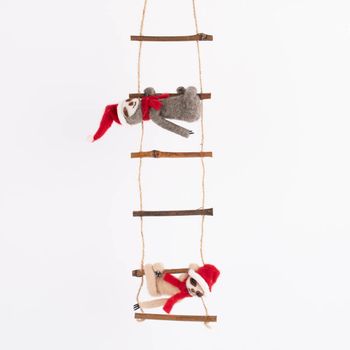 Sass & Belle Dekohänger Weihnachten Faultiere auf Leiter Filz Holz braun grau rot 56x10cm