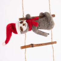 Sass & Belle Dekohänger Weihnachten Faultiere auf Leiter Filz Holz braun grau rot 56x10cm