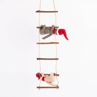 Sass & Belle Dekohänger Weihnachten Faultiere auf Leiter Filz Holz braun grau rot 56x10cm