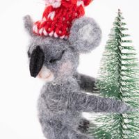77852-Sass-und-Belle-Dekofigur-Koala-Tannenbaum-Filz-grau-gruen-weiss-rot-16x10x5cm-KW8-2022-181113Capture0027.jpg Sass & Belle Dekofigur Koala Tannenbaum Filz grau grün weiß rot 16x10x5cm