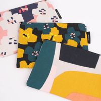 Rico Design Utensilientasche beschichtet OKINA HANA Blumen rosa dunkelblau weiß 17x23.5cm