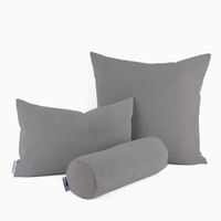 79969-Outdoorstoff-nachhaltig-antibakteriell-polsterfaehig-wetterfest-chlorresistent-oelabweisend-uni-grau-1-40m-Breite-KW20-2022-190660Capture0018Kissen3.jpg Dieser nachhaltige, graue Outdoorstoff in 1,40 m Breite ist wetterfest, antibakteriell und chlorresistent. Dank seiner robusten, ölabweisenden Eigenschaften eignet er sich perfekt für langlebige Polsterungen im Außenbereich - als Kissen praesentiert