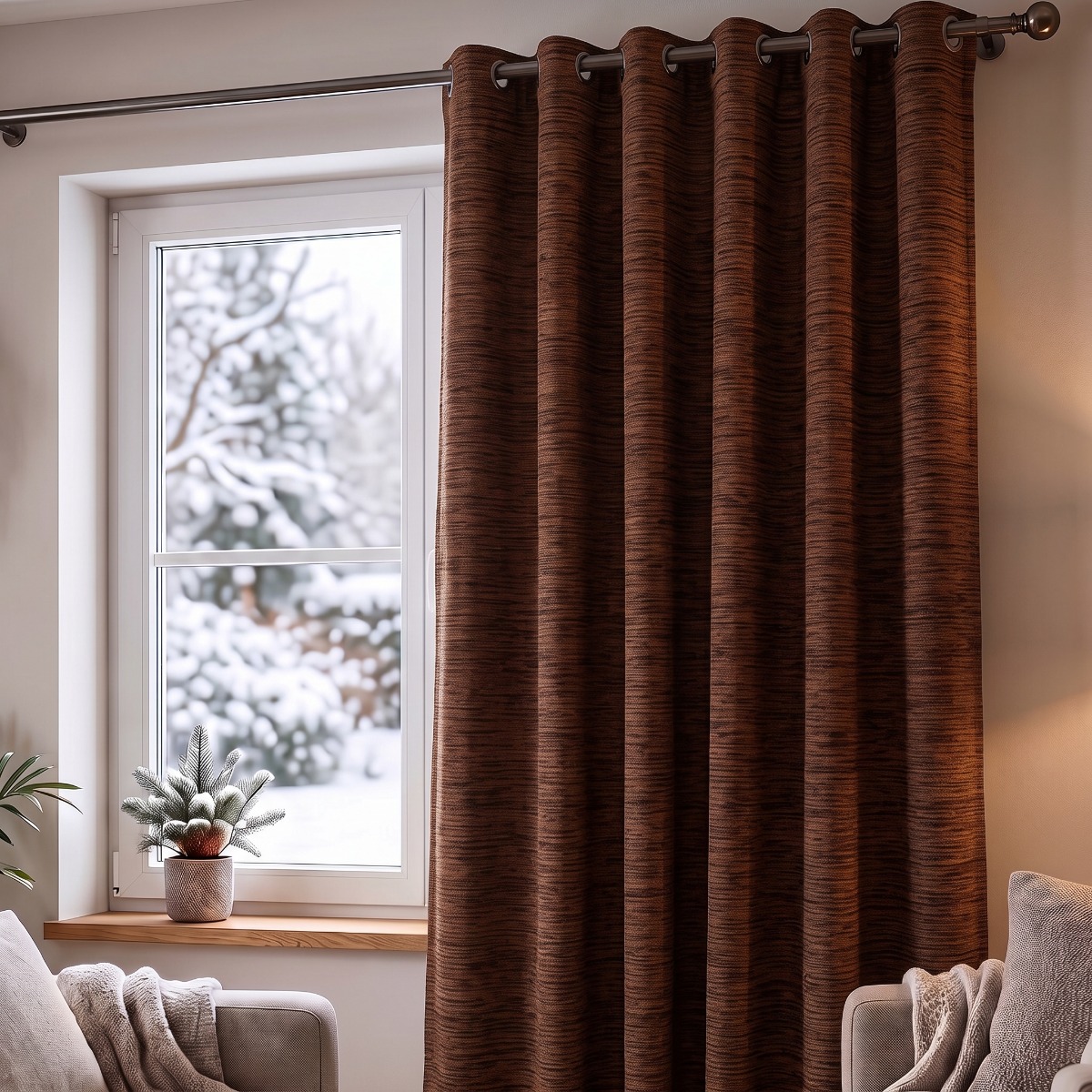 Thermovorhang Thermochenille braun mit Ösen an Gardinenstange vor dem Fenster, Kälteschutz im winterlichen Wohnzimmer