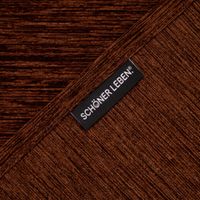 Ecke eines braunen Chenille-Stoffs mit sichtbarem Webetikett, diagonale Stoffanordnung, samtige Textur