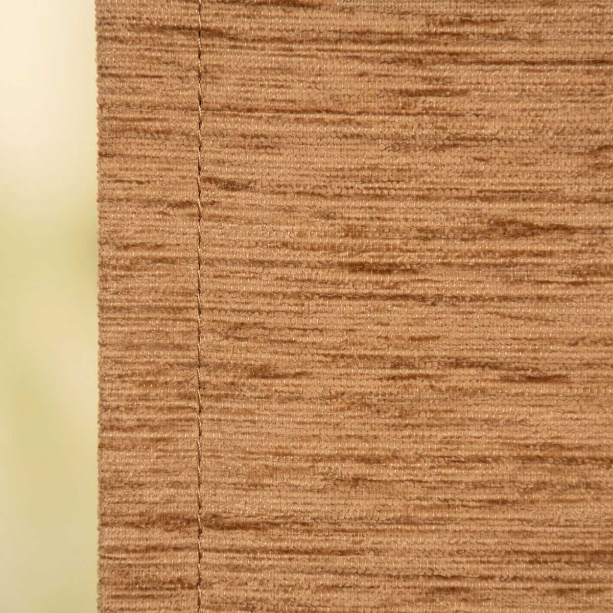 SCHÖNER LEBEN. Thermovorhang Thermochenille Akustik Kälteschutz goldbraun 245cm oder Wunschlänge Nahaufnahme goldbrauner Chenille-Stoff mit sichtbarer Struktur und Mittelnaht